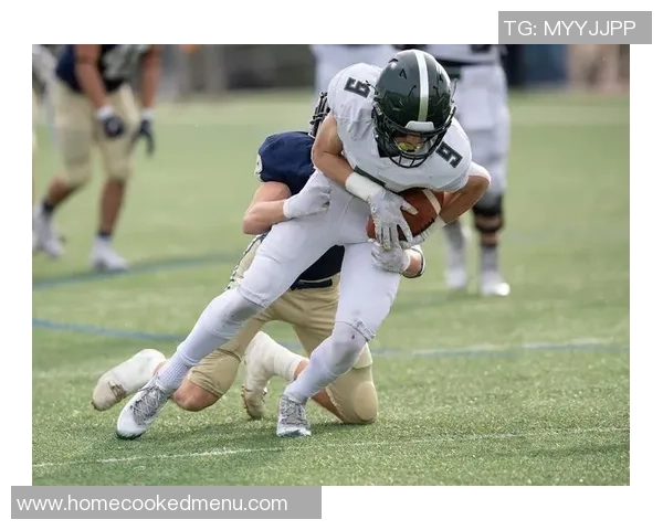 橄榄球明星跨界挑战足球赛 展现超凡运动天赋与竞技精神