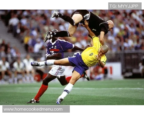 近二十年足球场上的十位传奇球星风采回顾与成就解析